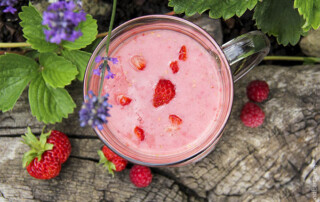 Garden berry smoothie recipe with strawberries, raspberries and plant-based milk