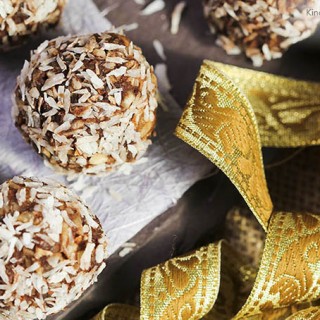 Easy Raw Chocolate & Almond Truffles