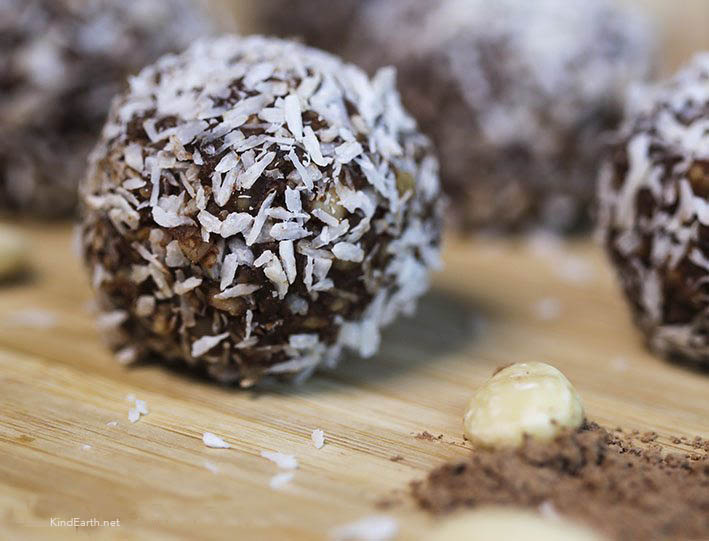 Easy Raw Chocolate & Almond Truffles