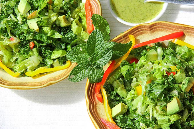 Minty salad with kale and avocado