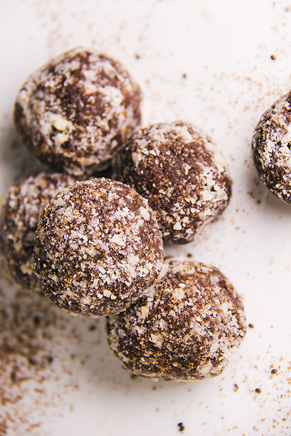 High protein power balls with hemp, flax seeds, chia seeds, almond and raw cacao - by Anastasia at Kind Earth