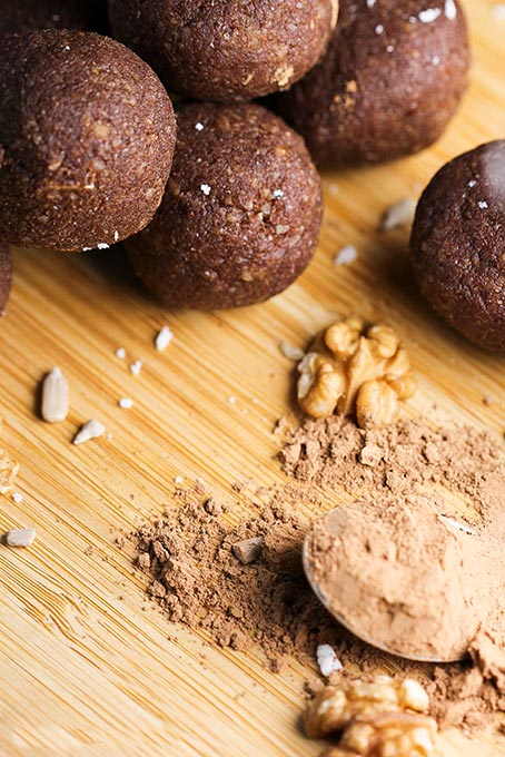 Cacao & coconut energy balls - gluten-free, vegan, date sweetened