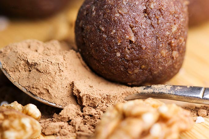 Raw vegan cacao energy balls - gluten-free, vegan by Anastasia, Kind Earth