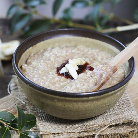 Creamy banana porridge using gluten-free oats. Vegan, easy delicious by Anastasia, Kind Earth