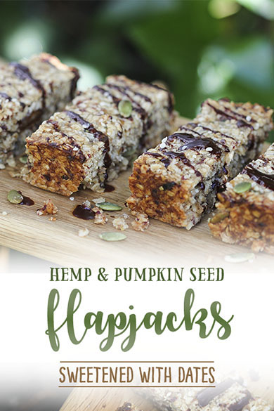 Flapjack oat bars with hemp seed and pumpkin seeds - sweetened with dates #vegan #glutenfree #hemp
