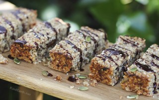 Flapjack oat bars with hemp seed and pumpkin seeds - sweetened with dates #vegan #glutenfree #hemp