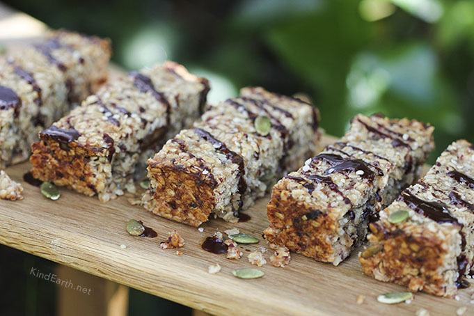 Flapjack oat bars with hemp seed and pumpkin seeds - sweetened with dates #vegan #glutenfree #hemp