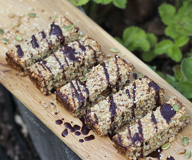 Flapjack oat bars with hemp seed and pumpkin seeds - sweetened with dates #vegan #glutenfree #hemp