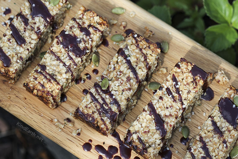 Flapjack oat bars with hemp seed and pumpkin seeds - sweetened with dates #vegan #glutenfree #hemp