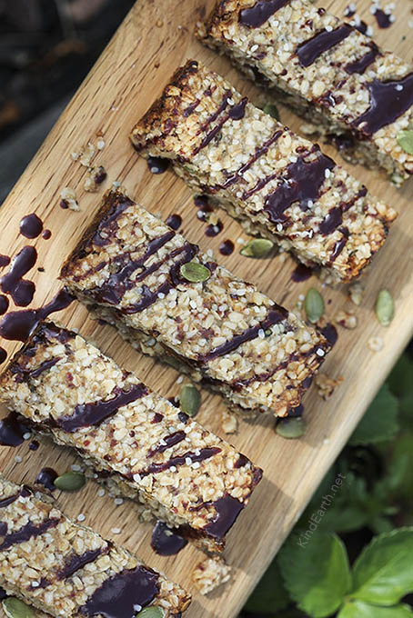Flapjack oat bars with hemp seed and pumpkin seeds - sweetened with dates #vegan #glutenfree #hemp