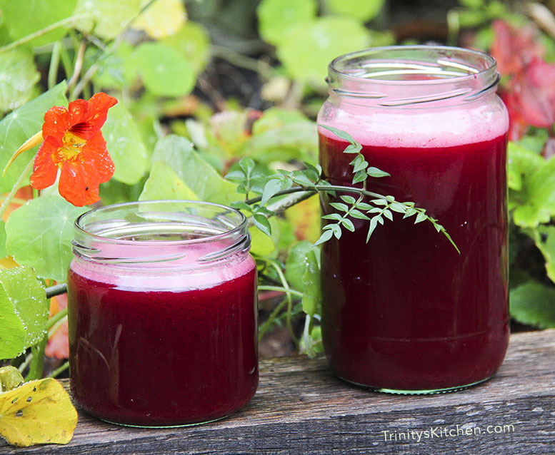 Juice with beets celery, pear and ginger by Trinity
