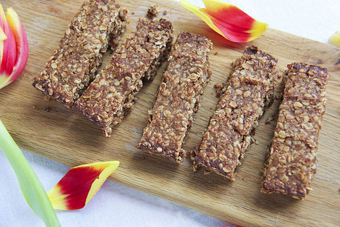 Maca Granola Bars naturally sweetened with dates by Anastasia, Kind Earth