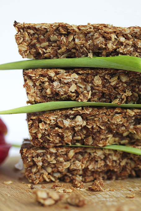 Maca Granola Bars naturally sweetened with dates by Anastasia, Kind Earth