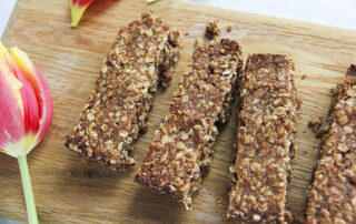 Maca Granola Bars naturally sweetened with dates by Anastasia, Kind Earth