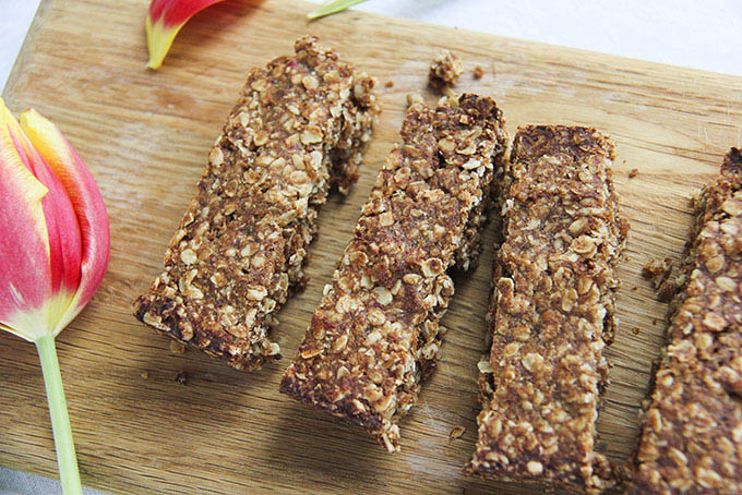 Maca Granola Bars naturally sweetened with dates by Anastasia, Kind Earth