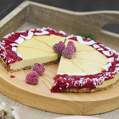 Raw mango cheesecake with raspberry chia sauce #vegan #glutenfree #healthy