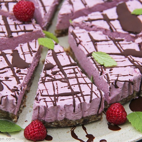 Strawberry vegan cheesecake - no-bake, gluten-free and super healthy by Trinity