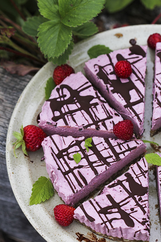 Strawberry Cheesecake - vegan gluten-free superfood by Anastasia at Kind Earth