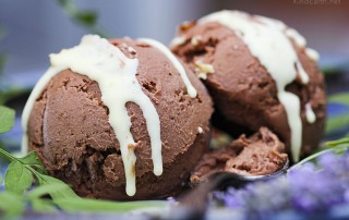 Cacao Coconut Icecream - with only three ingredients no churn, healthy vegan deliciousness by Anastasia, Kind Earth