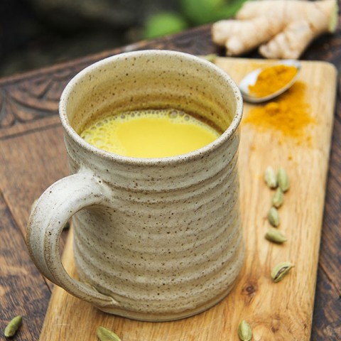 Milky vegan turmeric drink with cardamom & ginger by Anastasia, Kind Earth