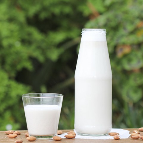 Homemade almond milk with dates - vegan, gluten-free by Anastasia at Kind Earth