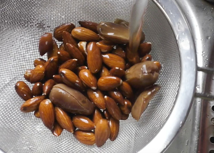 Homemade almond milk with dates - vegan, gluten-free by Anastasia at Kind Earth