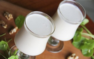 How to make walnut milk with a nut milk bag - super easy and healthy by Anastasia, Kind Earth
