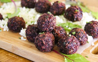 Beet Buddha Bowl Bite with beetroot, sunflower seed, hemp seed, ginger and parsley by Anastasia, Kind Earth
