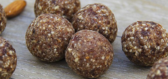 How to make energy balls with whatever nuts, seeds and dried fruit by Anastasia, Kind Earth