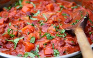 Super easy vegan chili recipe with red kidney beans and sweet potato