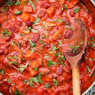 Easy vegan chili recipe with red kidney beans and sweet potato