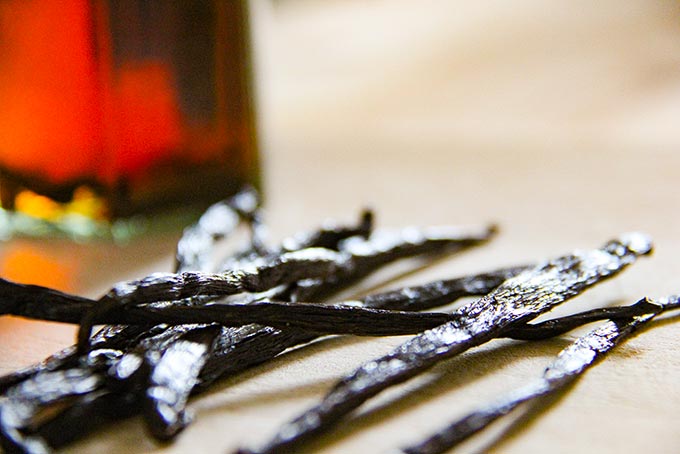 How to make vanilla extract with vodka (in pictures) - Kind Earth