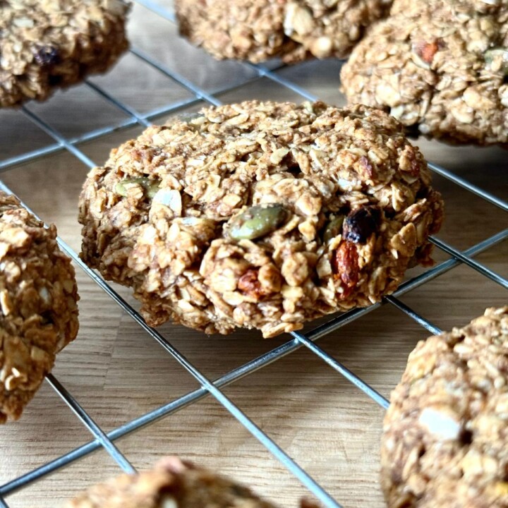 gluten-free vegan cookies with date syrup and oats