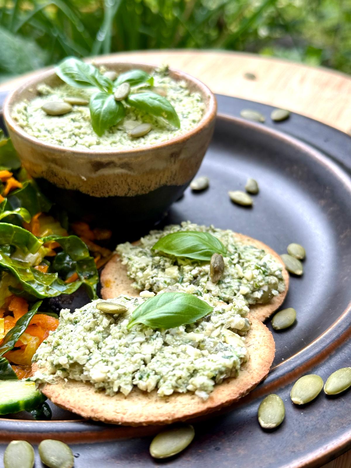 vegan pesto with pumpkin seed and basil oil-free